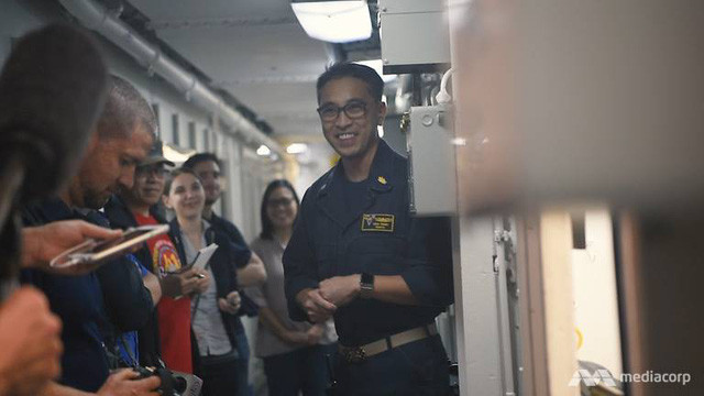 Tại các gian hàng tiện lợi và phòng sinh hoạt chung bày rất nhiều nước ngọt và các loại kẹo. Theo nha sĩ Hien Trinh (ảnh), đó là lý do phòng nha khoa trên tàu USS Carl Vinson rất quan trọng. (Ảnh: Mediacorp)