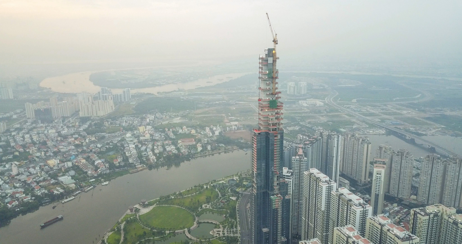 Cất nóc tầng 81 của tòa nhà cao nhất Việt Nam