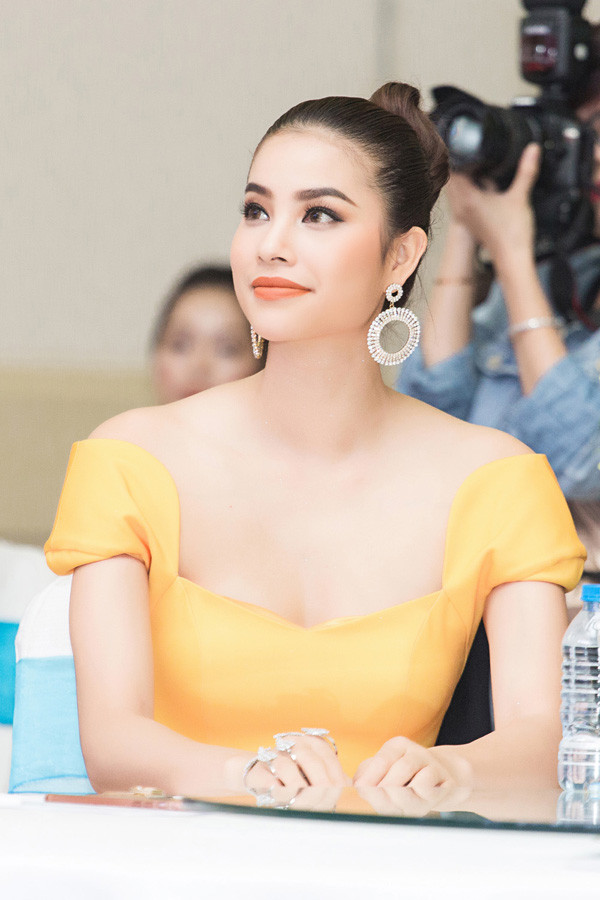 Hoa hậu Phạm Hương đốn tim fan bằng hình ảnh kiêu sa lộng lẫy