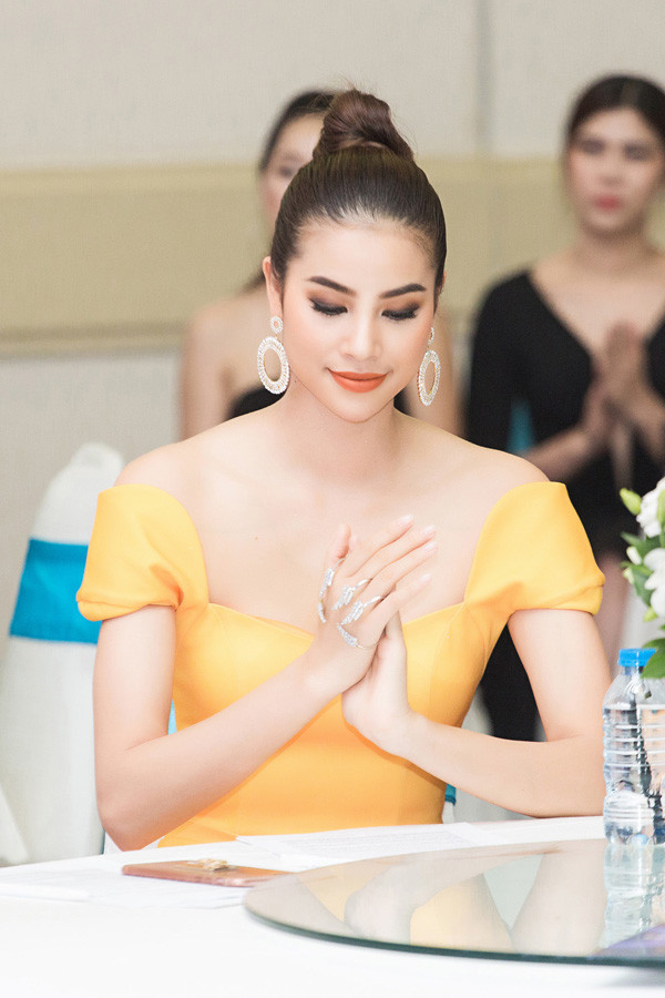 Hoa hậu Phạm Hương đốn tim fan bằng hình ảnh kiêu sa lộng lẫy