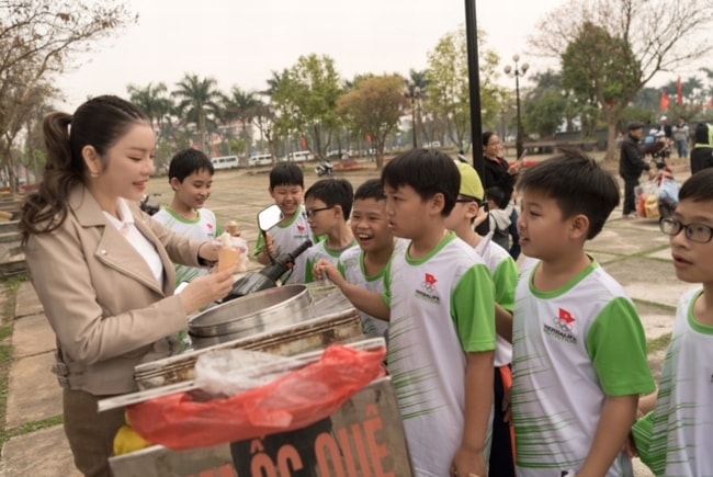 Lý Nhã Kỳ dễ thương ký tặng lên áo fan nhí Bắc Ninh