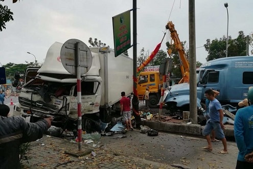 Xe container nổ lốp “cày” dải phân cách, đâm xe tải chở hàng đông lạnh