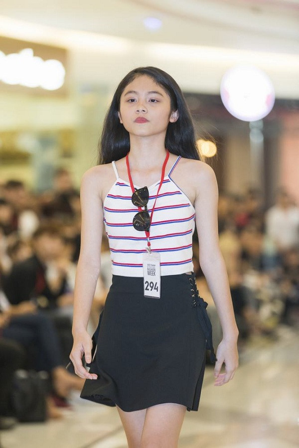 Mê mẩn dàn chân dài càn quét sàn diễn Tuần lễ thời trang quốc tế Việt Nam Xuân Hè 2018