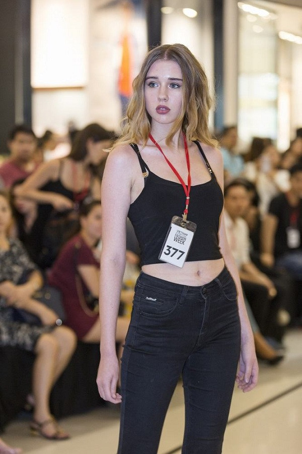 Mê mẩn dàn chân dài càn quét sàn diễn Tuần lễ thời trang quốc tế Việt Nam Xuân Hè 2018