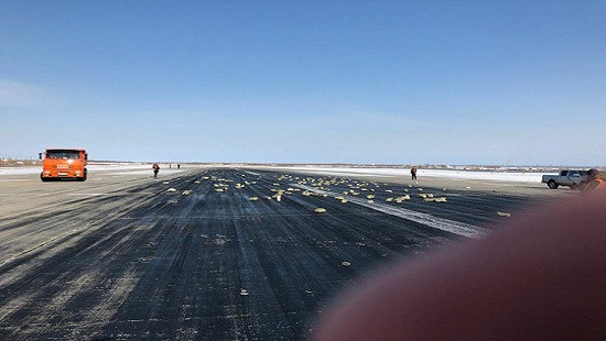  Máy bay vận tải Nga hạ cánh khẩn cấp vì rơi hơn 3 tấn vàng