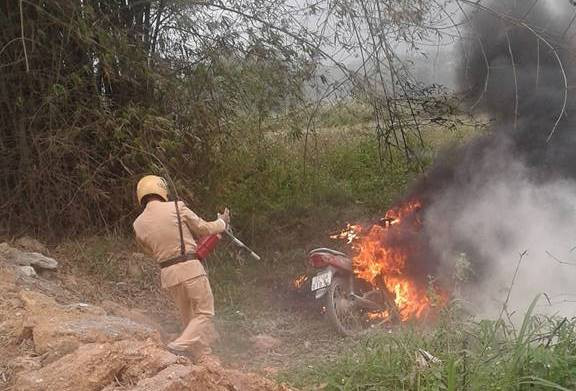 Tuyên Quang: Con vi phạm giao thông, phụ huynh tới châm lửa đốt xe