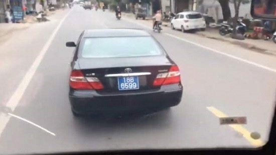 Đánh võng và chèn ép xe khách, lái xe Ban Tổ chức Tỉnh ủy Nam Định bị phạt nguội