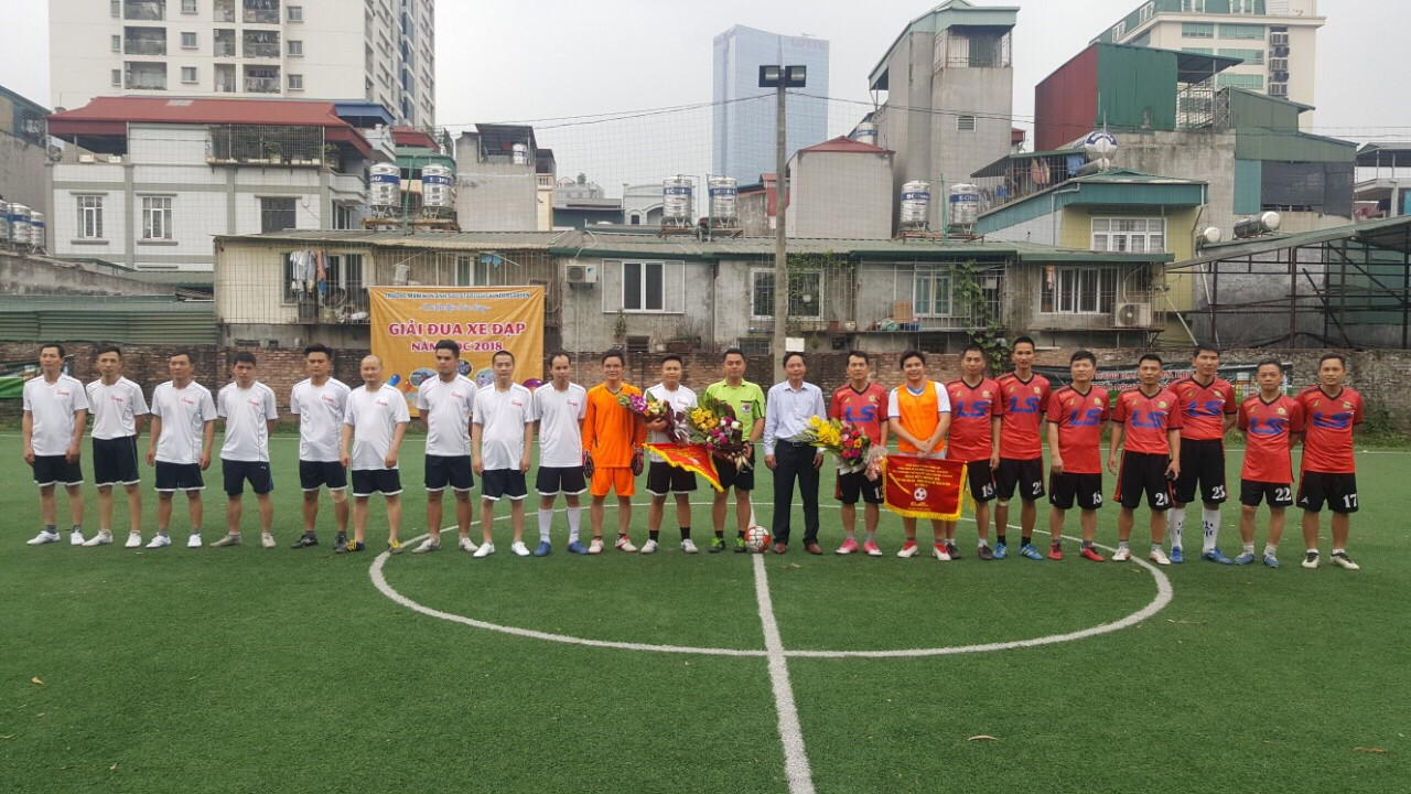 Giao hữu bóng đá Báo Công lý và Trung tâm VHTT Thể thao quận Ba Đình