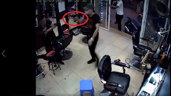 Tạm giữ 2 đối tượng trong vụ nổ súng tại tiệm cắt tóc ở Hà Nội