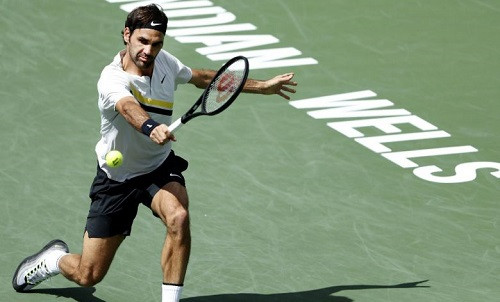 Federer đưa ra điều chỉnh kịp thời. Ảnh: EPA.