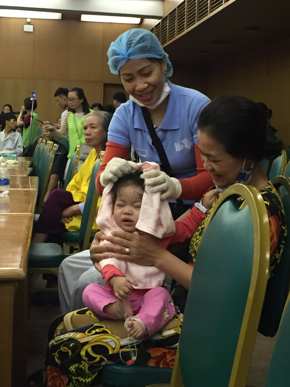 Cắt tóc, gội đầu miễn phí cho bệnh nhân tại Bệnh viện Bạch Mai