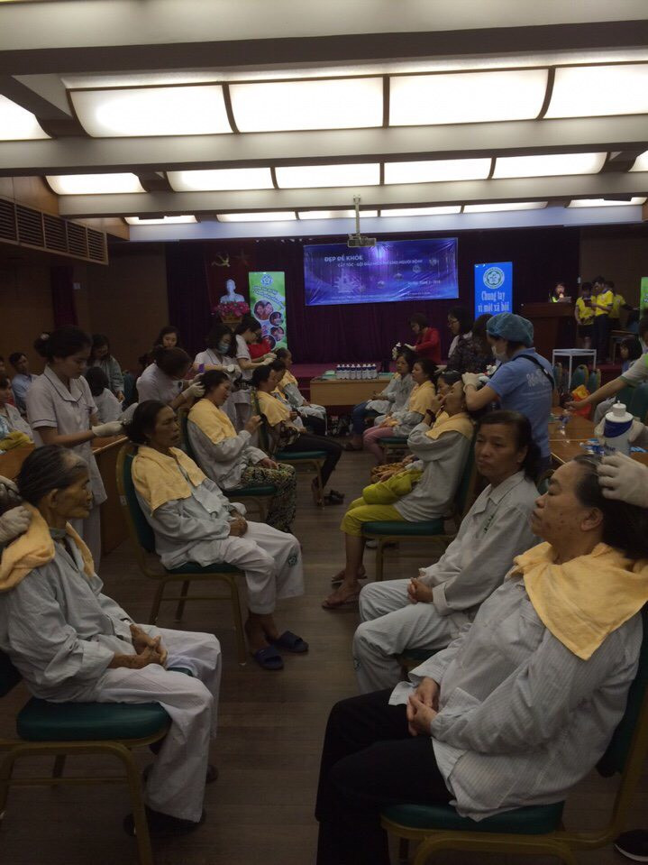 Cắt tóc, gội đầu miễn phí cho bệnh nhân tại Bệnh viện Bạch Mai
