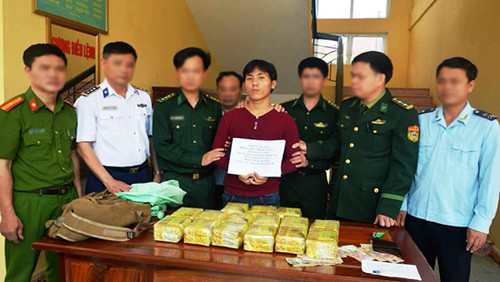 Mang bao tải chứa 15kg ma túy đá từ Lào về Việt Nam