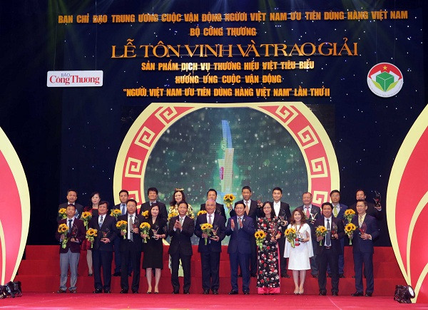 VietinBank được tôn vinh Top 10 Doanh nghiệp có dịch vụ thương hiệu Việt xuất sắc