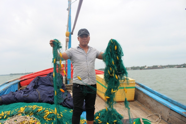Tàu cá ngư dân Quảng Nam bị tàu lạ phá ngư cụ