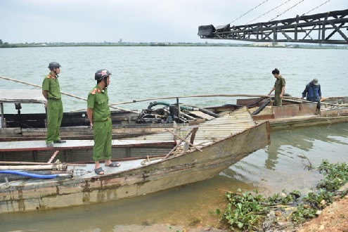 Bắt quả tang 2 thuyền khai thác cát trái phép trên sông Hương