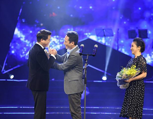 Ca sĩ Đăng Dương chiến thắng ở hạng mục Chương trình của năm với liveshow Mặt trời của năm. Anh nhận giải và lời chúc mừng từ vợ chồng nhạc sĩ Anh Quân - diva Mỹ Linh. 