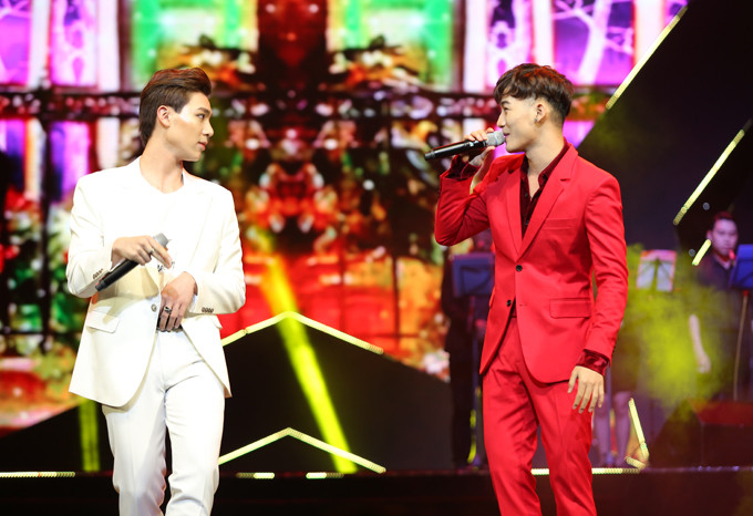 Hai ca sĩ Erik và Ali Hoàng Dương biểu diễn trong lễ trao giải.