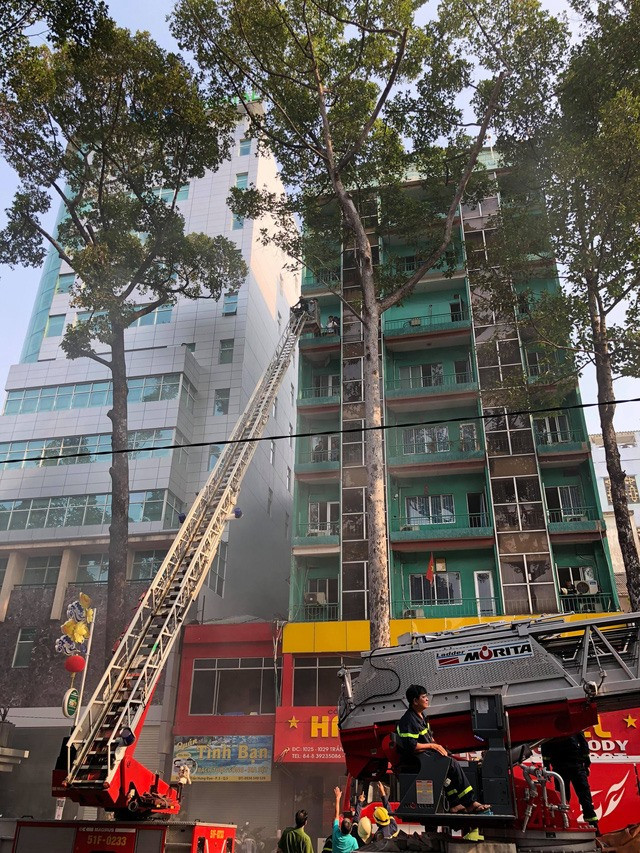 Khách sạn 9 tầng bốc cháy, giải cứu 19 nạn nhân mắc kẹt