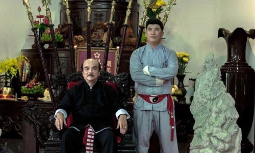 Võ sư Nam Anh Tuấn (phải) bên cạnh sư phụ, đại sư Nam Anh. Ảnh: Facebook.