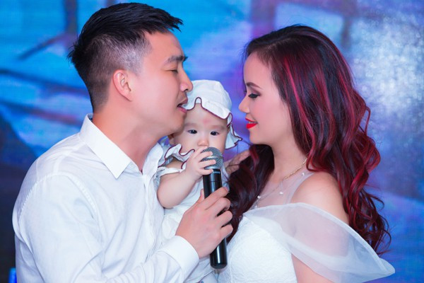 Diễn viên Hoàng Yến hạnh phúc được chồng kém tuổi tổ chức sinh nhật