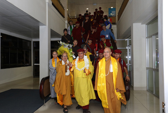 Người dân chào đón Pháp vương Drukpa giảng pháp tại chùa Vĩnh Nghiêm