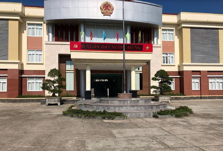 Quảng Ngãi: Phó Chủ tịch UBND huyện tát nhân viên bị kỷ luật cảnh cáo