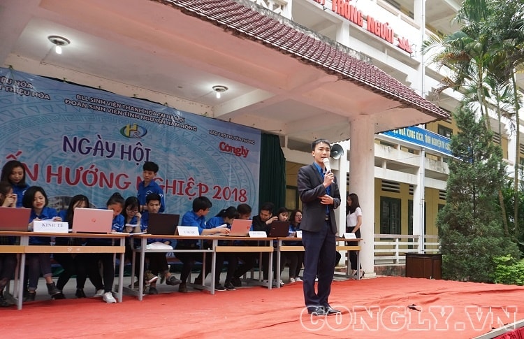 Thanh Hóa: Hàng trăm học sinh THPT tham dự ngày hội tư vấn hướng nghiệp