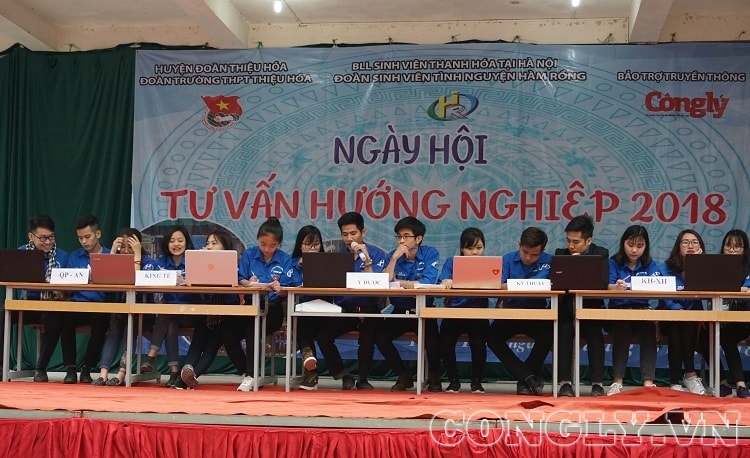 Thanh Hóa: Hàng trăm học sinh THPT tham dự ngày hội tư vấn hướng nghiệp