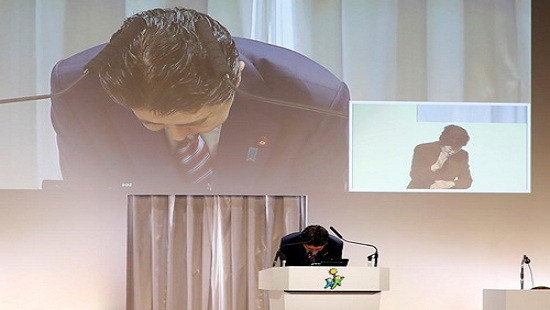 Thủ tướng Nhật Bản cúi đầu xin lỗi vì làm mất lòng tin của dân chúng
