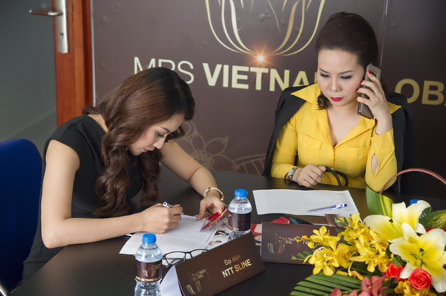 Nữ hoàng Kim Chi gây ấn tượng khi ngồi ghế nóng Hoa hậu quý bà cùng đạo diễn Lê Cung Bắc