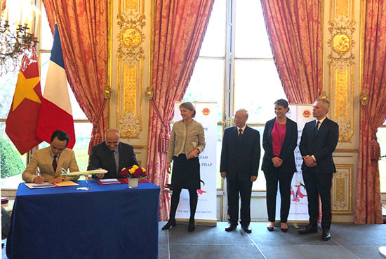 Tập đoàn FLC và Airbus ký kết hợp đồng thoả thuận mua 24 máy bay A321NEO tại Pháp cho Bamboo Airways 