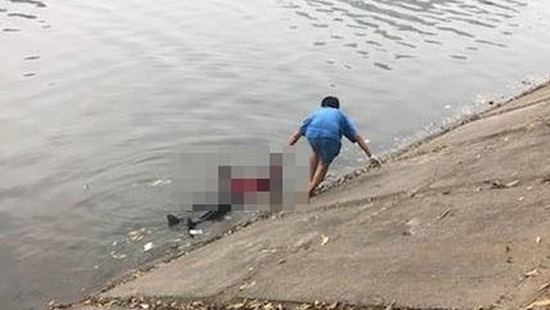 Xác nam giới đang phân hủy nổi trên hồ Linh Đàm