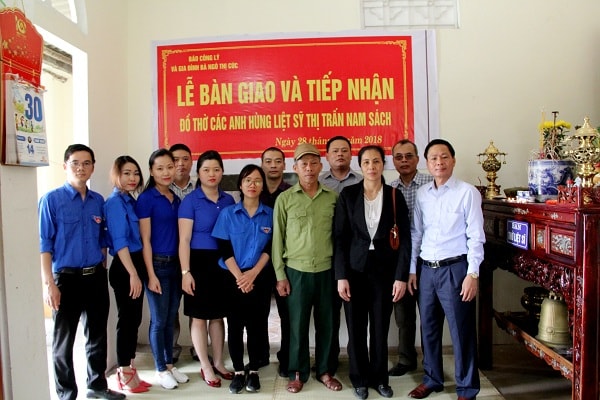 Báo Công lý bàn giao đồ thờ cho Ban quản lý nghĩa trang thị trấn Nam Sách