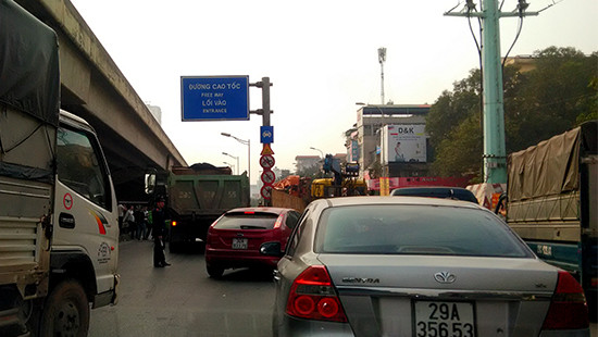 Hà Nội: Xe ben tông xe taxi, đường Nguyễn Xiển ùn tắc nghiêm trọng