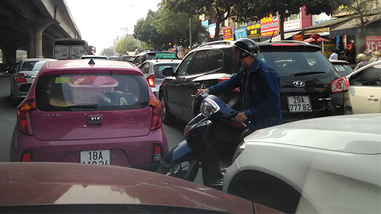 Hà Nội: Xe ben tông xe taxi, đường Nguyễn Xiển ùn tắc nghiêm trọng
