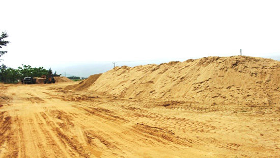 Hà Tĩnh: Chính quyền “bật đèn xanh” cho bãi tập kết cát trái phép?