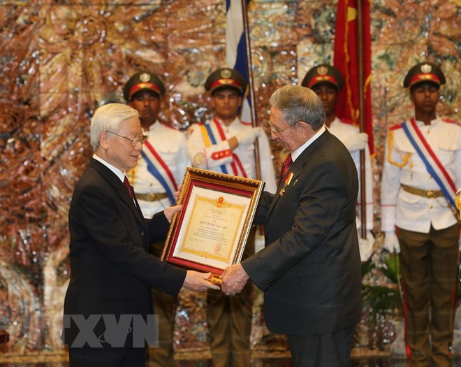 Tổng Bí thư trao Huân chương Sao vàng tặng Chủ tịch Cuba Raul Castro