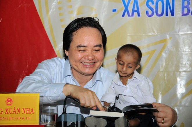 Bộ trưởng Phùng Xuân Nhạ thực hiện lời hẹn thăm cậu học trò tí hon Đinh Văn K’Rể