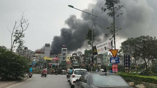 Cháy lớn ở khu vực chợ Quang Hà Nội, có nguy cơ lan sang khu dân cư