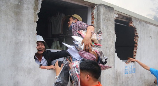 Hiện trường vụ cháy chợ Quang Hà Nội, dân phá tường cứu tiểu thương