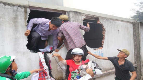 Hiện trường vụ cháy chợ Quang Hà Nội, dân phá tường cứu tiểu thương