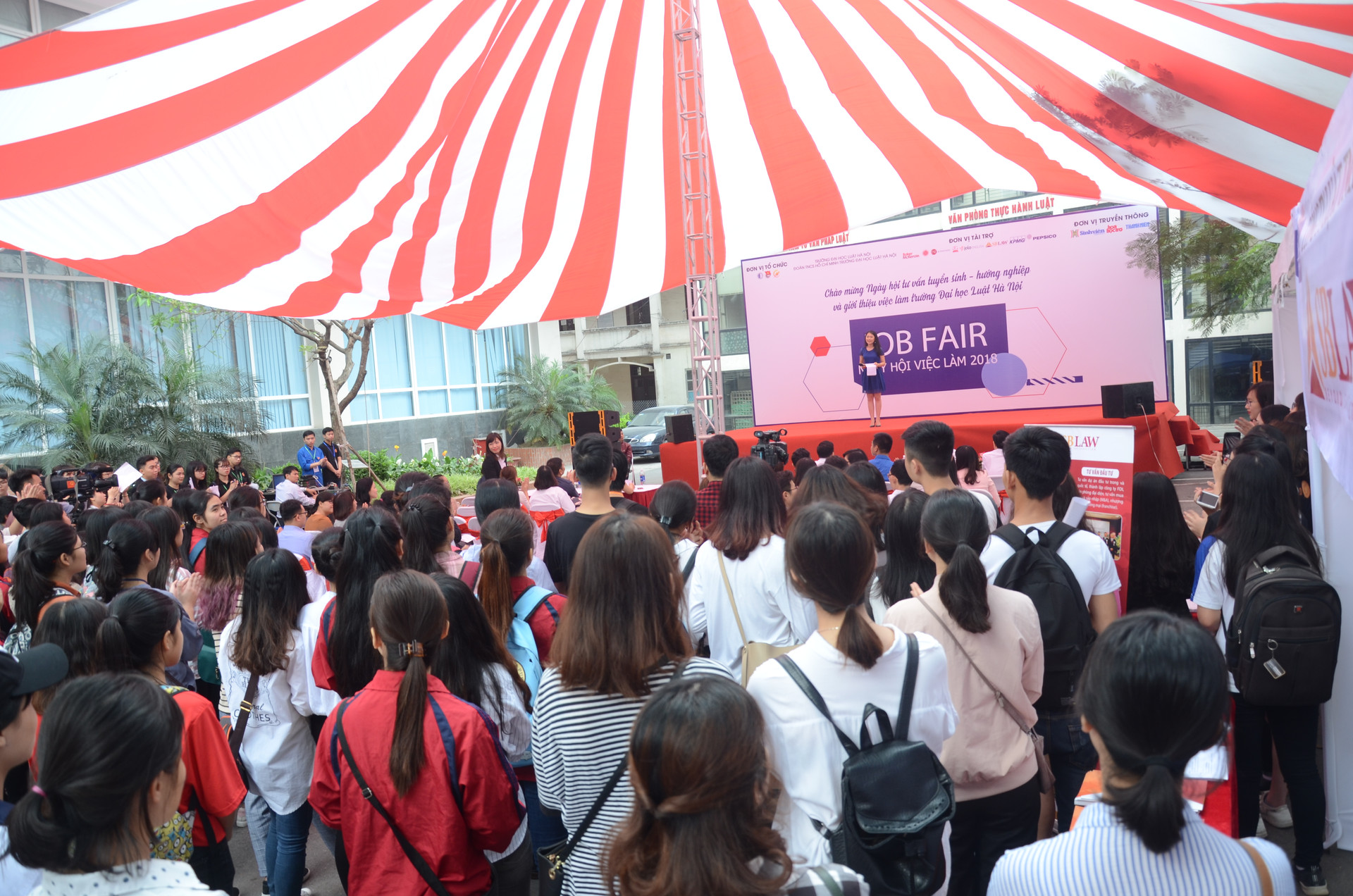 Hàng nghìn học sinh và phụ huynh Hà Nội tham dự Ngày hội tư vấn tuyển sinh – hướng nghiệp của trường ĐH Luật Hà Nội