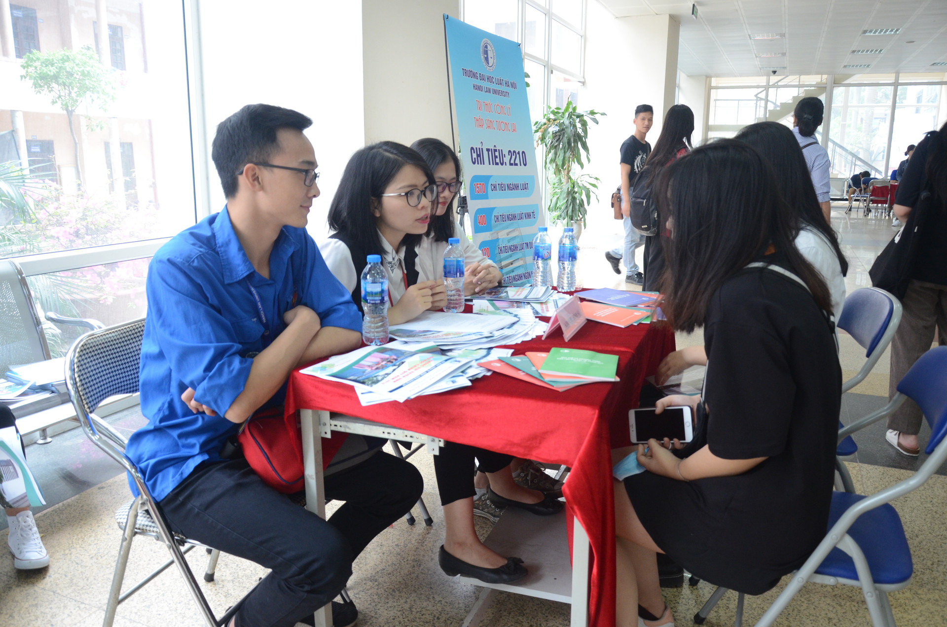 Hàng nghìn học sinh và phụ huynh Hà Nội tham dự Ngày hội tư vấn tuyển sinh – hướng nghiệp của trường ĐH Luật Hà Nội