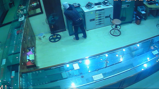 Nghệ An: Truy tìm tên trộm đột nhập tiệm vàng “cuỗm” nhiều tài sản