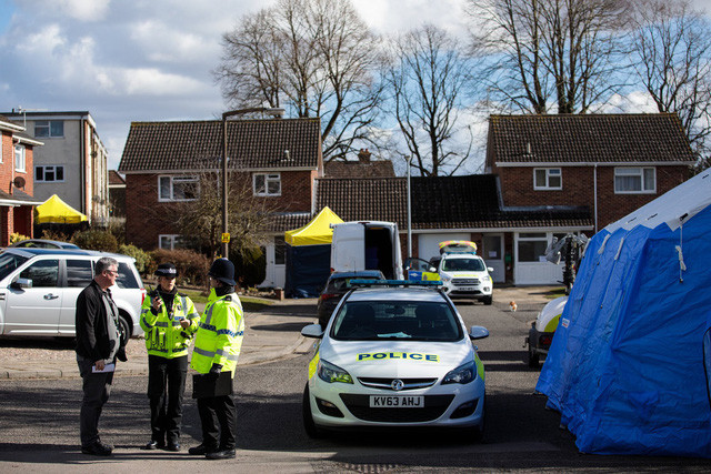 Cảnh sát Anh khám xét căn nhà của cựu điệp viên Skripal tại Salisbury (Ảnh: Getty)