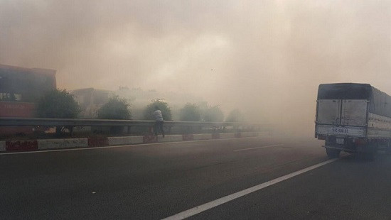 Ảnh hưởng khói từ đám cháy, hàng loạt ô tô tông nhau trên cao tốc