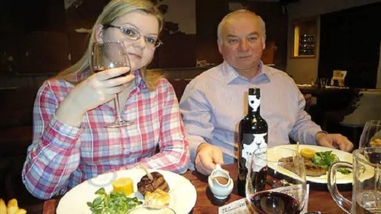 Con gái cựu điệp viên Sergei Skripal vẫn truy cập mạng sau 3 ngày bị đầu độc