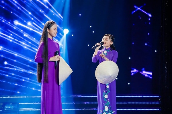 HLV Tuyệt đỉnh song ca nhí  thi nhau múa nón để giành giật thí sinh 