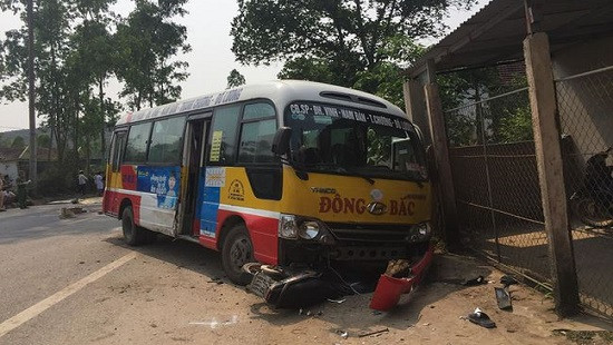 Nghệ An: Xe buýt tông hai xe máy, 5 người thương vong